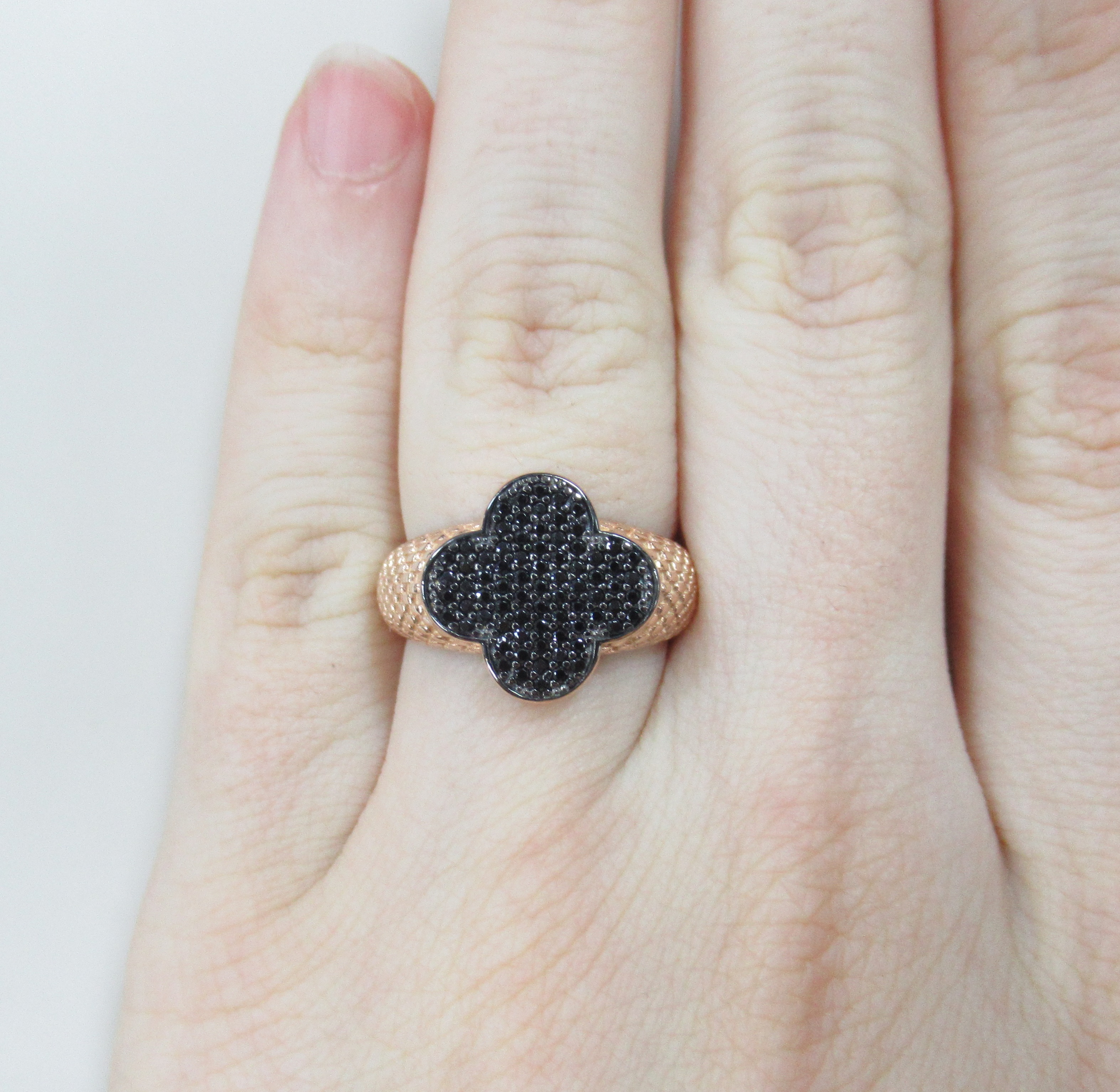 Серебряное кольцо со шпинелью "Клевер"